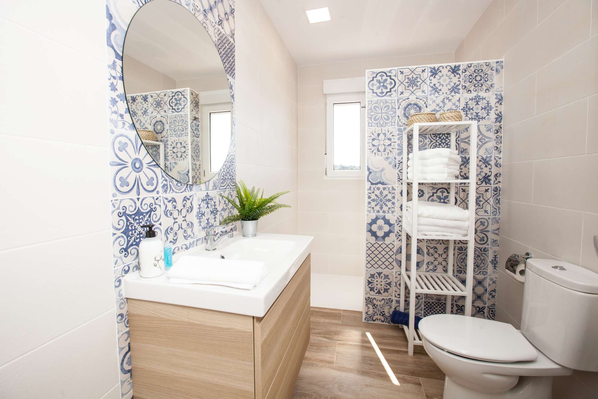 Empezad el día con energía en este elegante baño