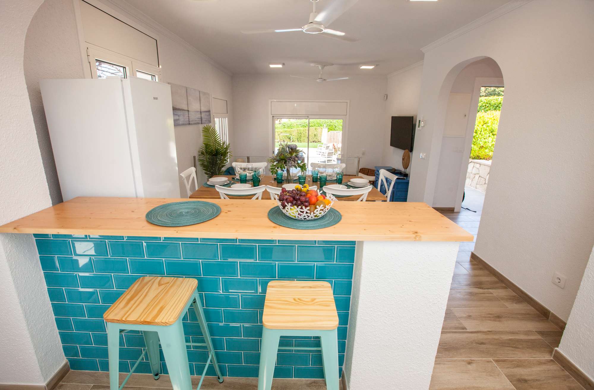 Tomad asiento en la barra para el tentempié rápido o el café