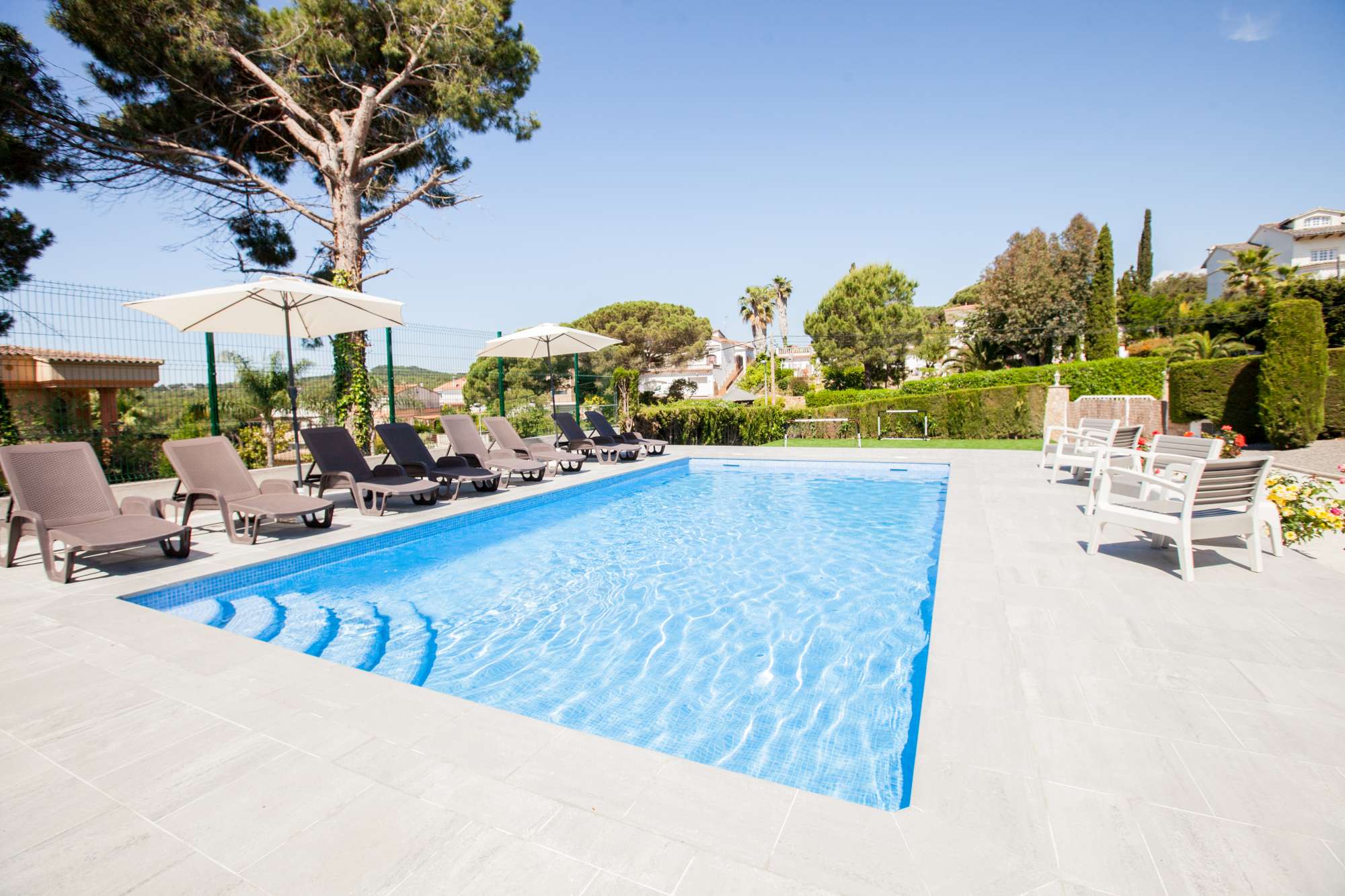 Espace piscine étendu pour des journées de vacances inoubliables