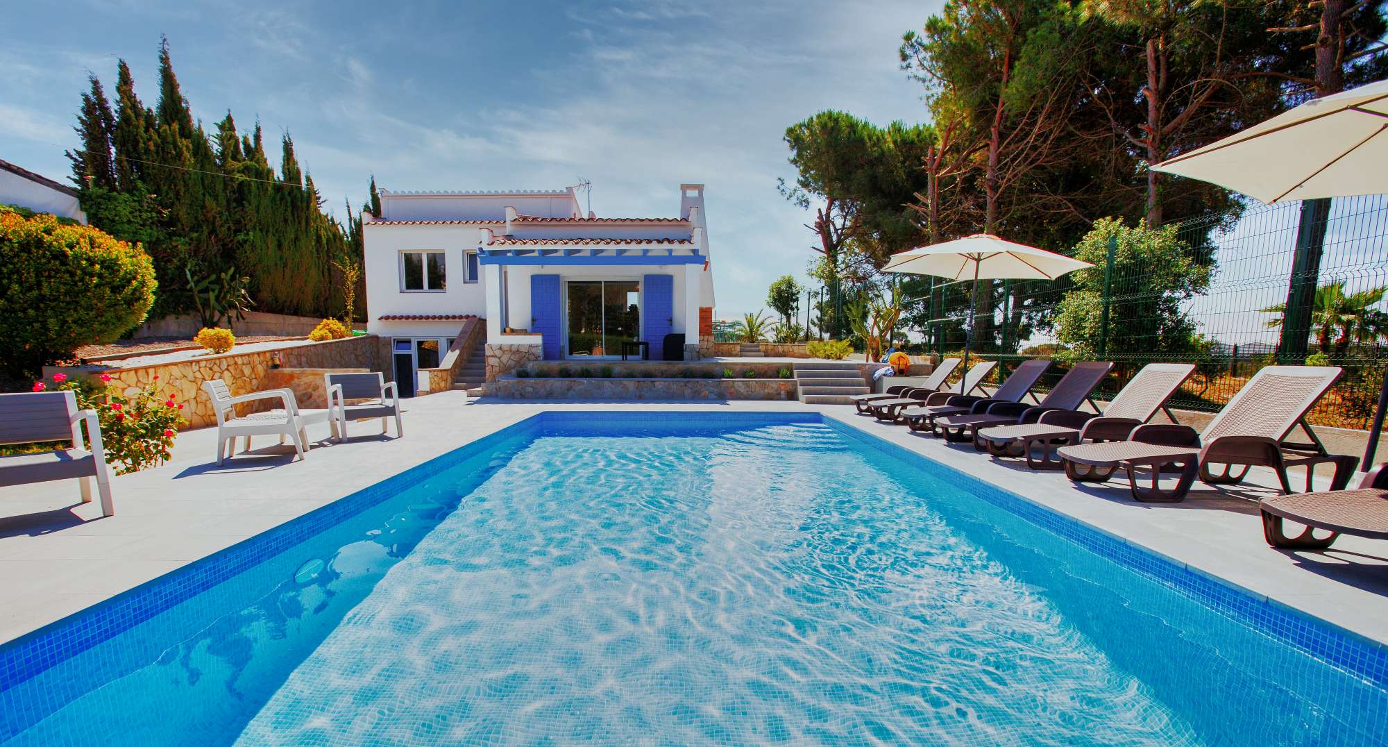 ¡Pura frescura/Pura refrigeración! Disfrutad de la piscina grande de Casa Azulino