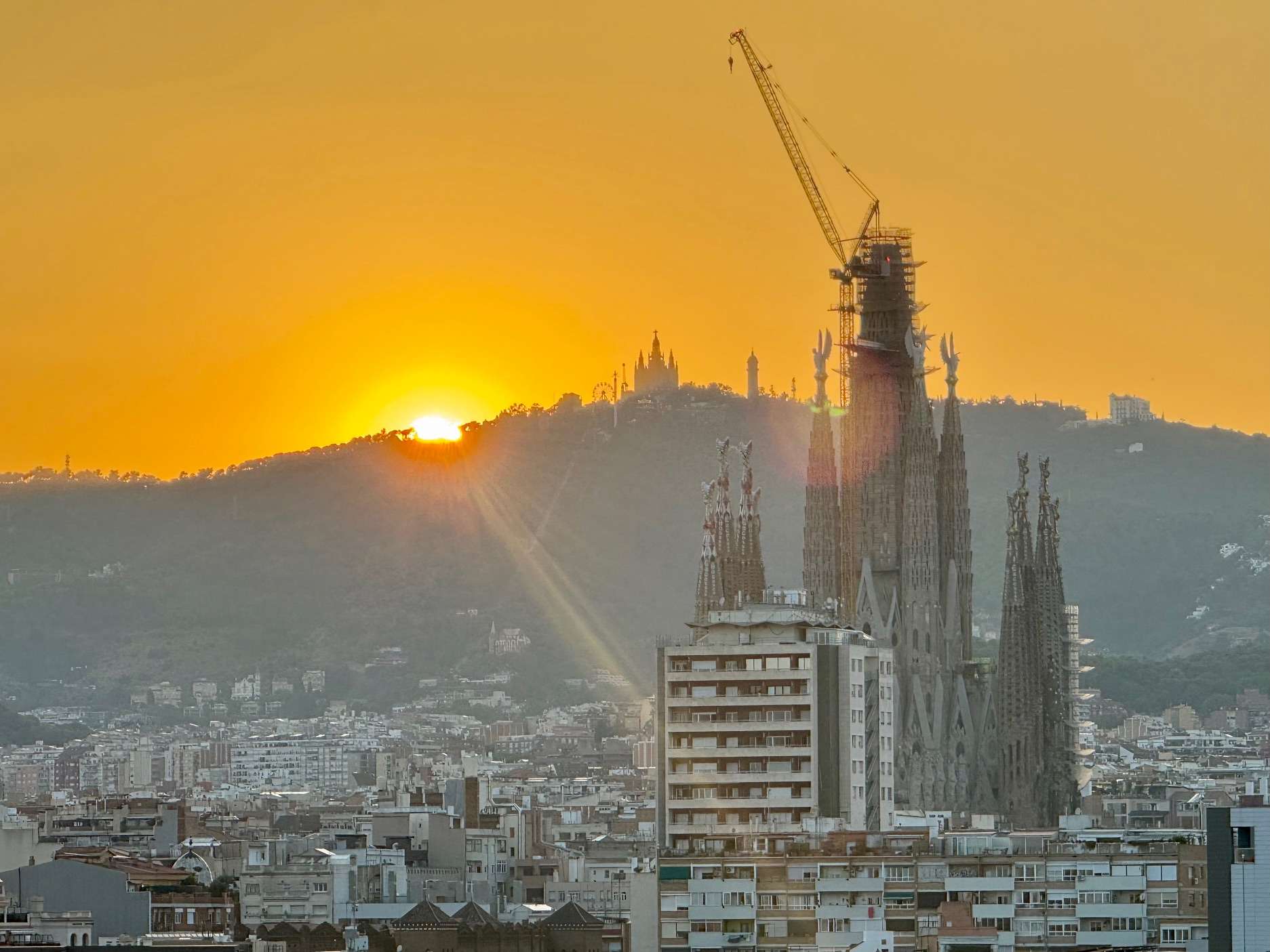 Admirad el impresionante horizonte/perfil urbano de Barcelona de día y de noche - a solo una hora de distancia