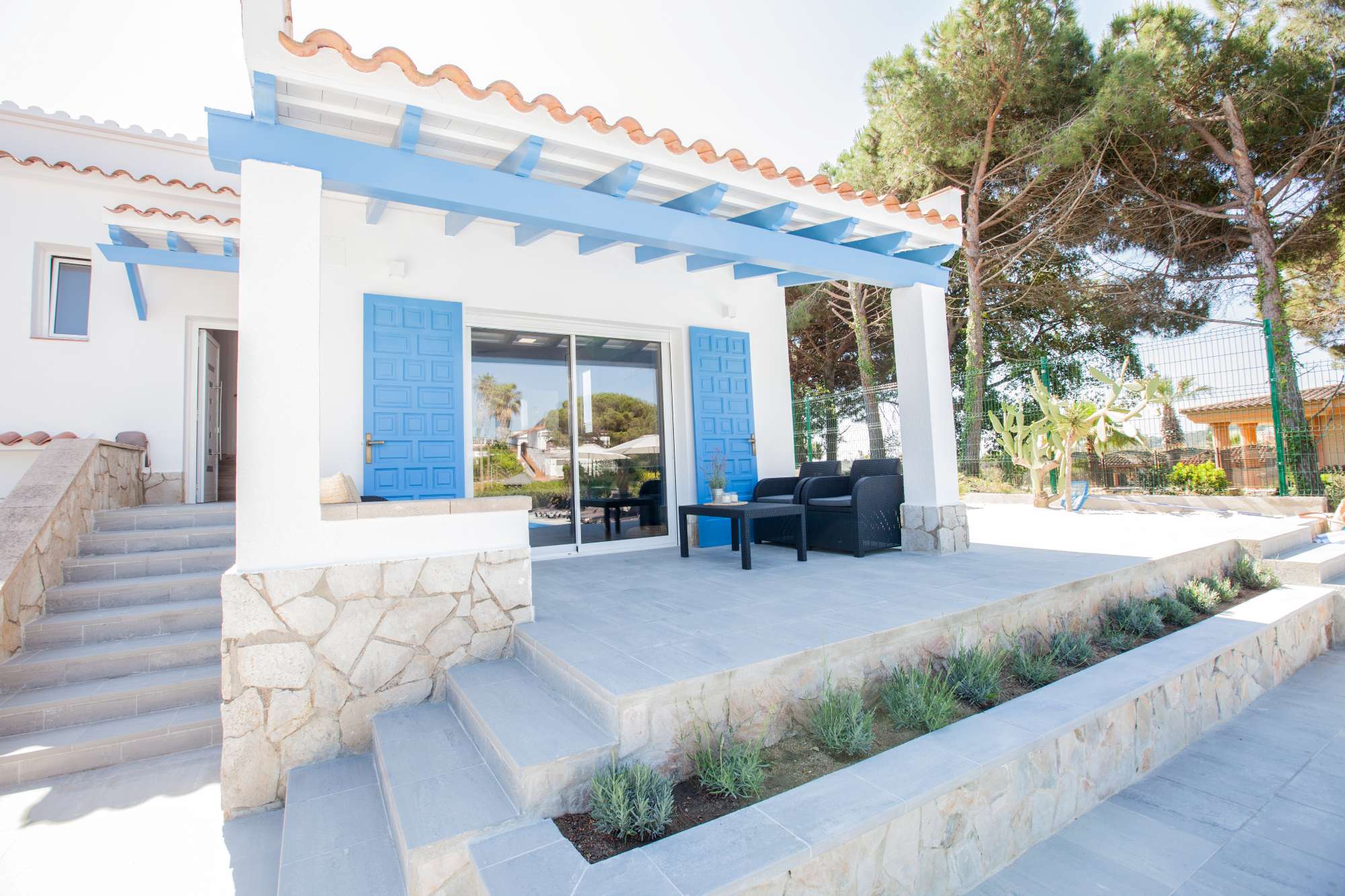 Acogedora zona de salón bajo la pérgola