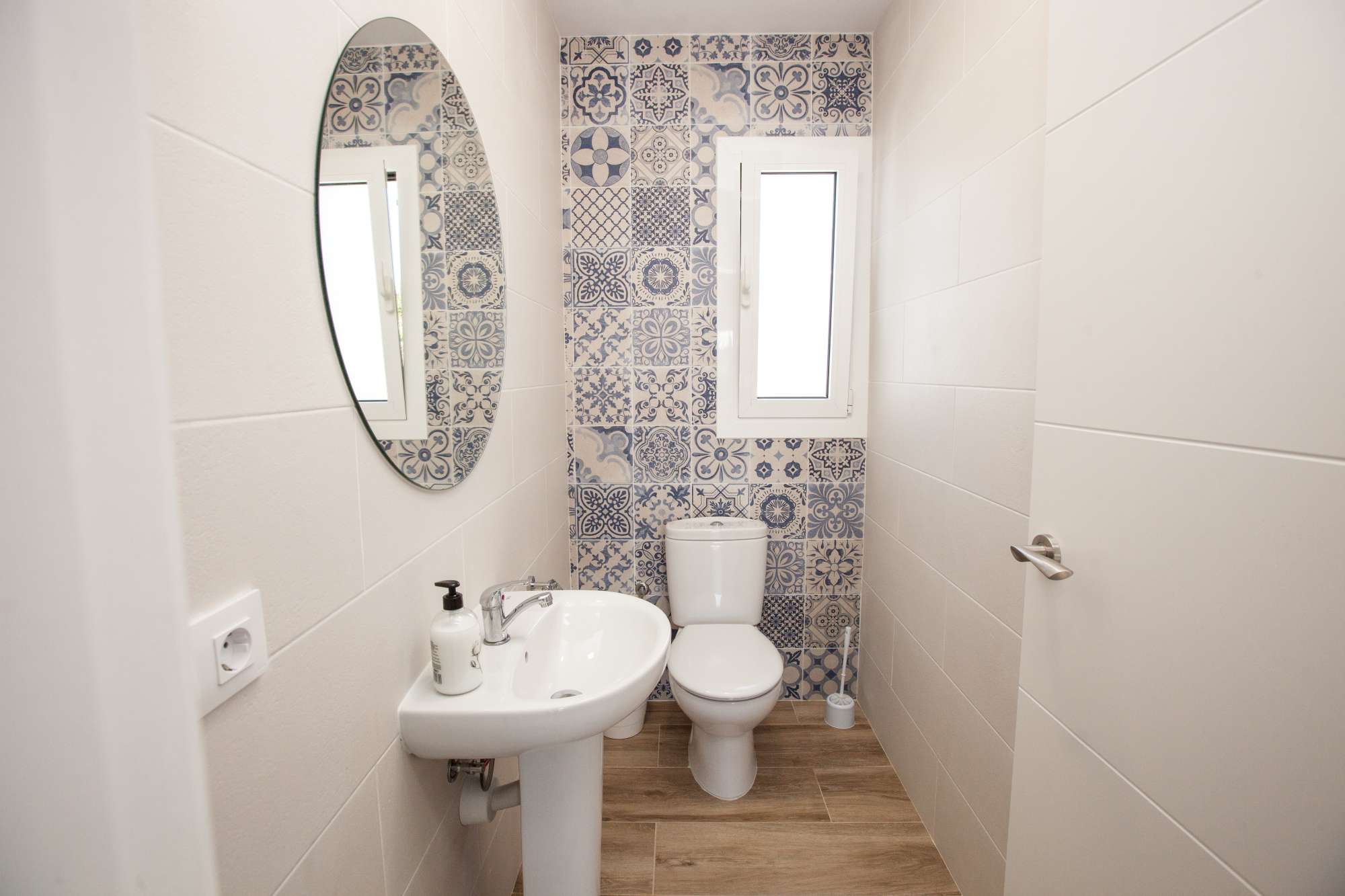 Le WC invité séparé soulage les salles de bain principales – idéal pour les grands groupes et les rafraîchissements rapides