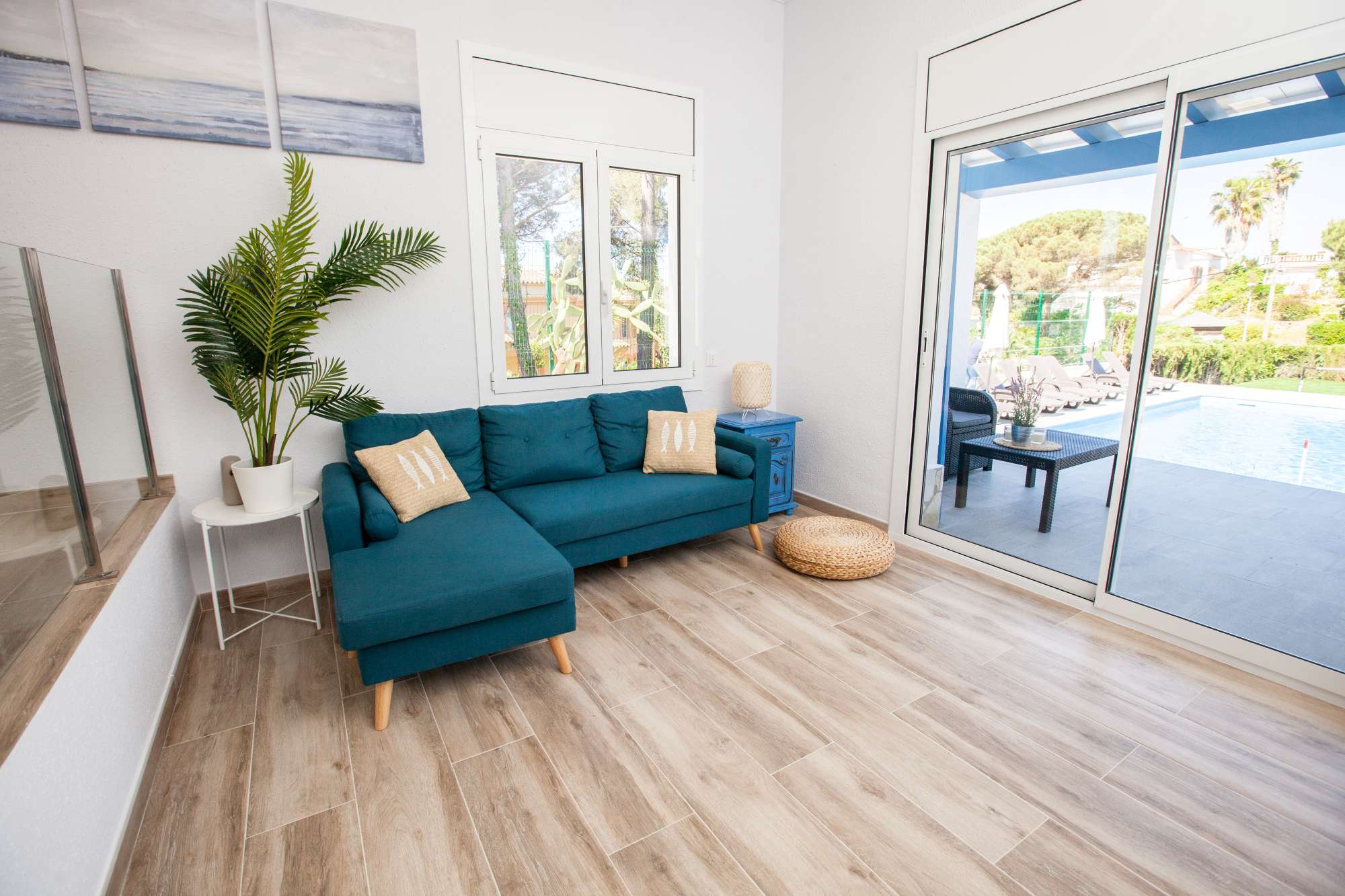 Détendez-vous sur le canapé confortable et profitez de la vue sur la piscine