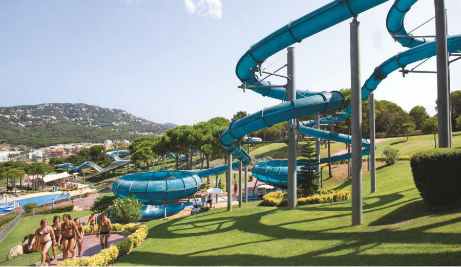 Grand parc aquatique avec toboggans bleus (parc de loisirs) à proximité de la Casa Azulino