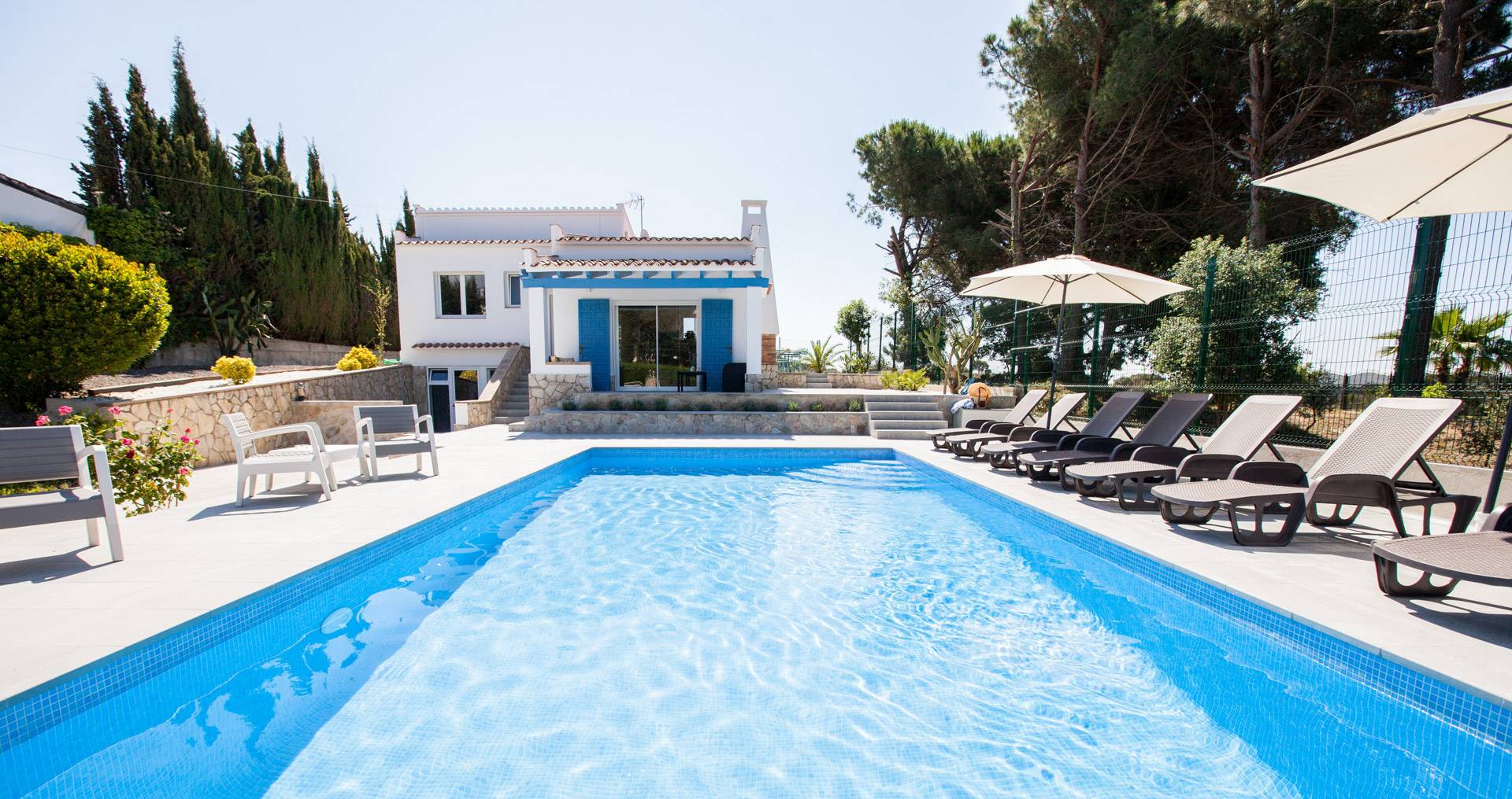 Lujosa villa vacacional Casa Azulino en Lloret de Mar con gran piscina privada y tumbonas. Perfecta para grupos de amigos y ciclistas.