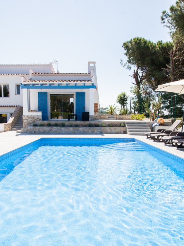 Casa Azulino: Tranquilidad mediterránea, piscina privada y espacio para tu grupo en Lloret de Mar