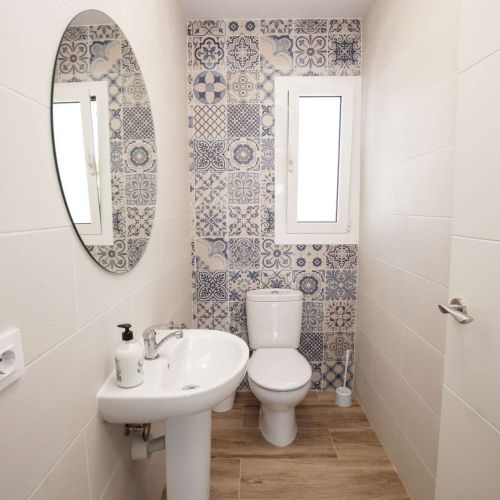 Das separate Gäste-WC entlastet die Hauptbäder – ideal für große Gruppen und schnelle Erfrischungen