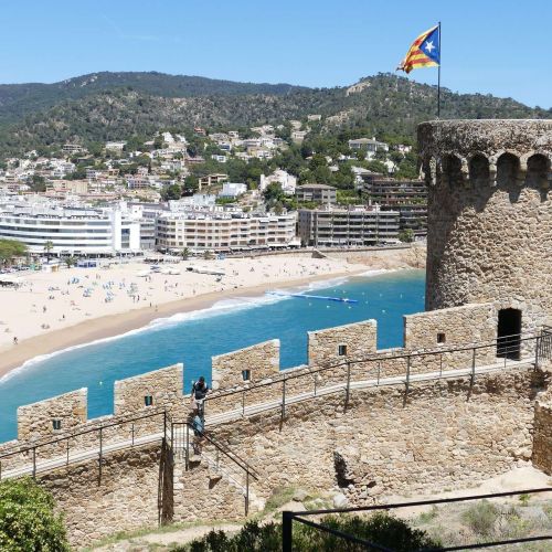 Besucht das Castel de Lloret für einen entspannten Ausflug