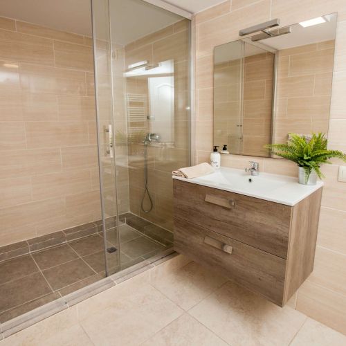 Genießt eine erfrischende Dusche nach einem langen Strandtag