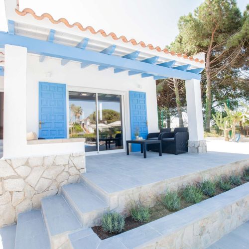 Gemütlicher Loungebereich unter der Pergola