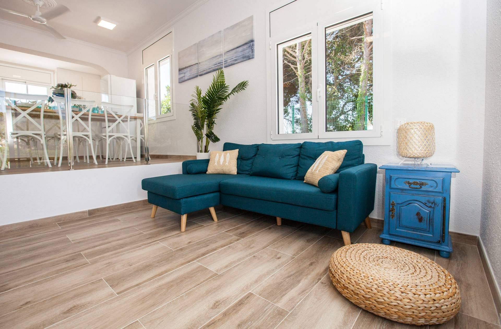 Großes, modernes Wohnzimmer der Casa Azulino mit komfortabler Couch. Viel Platz für alle Gäste und Selbstversorger-Gruppen.