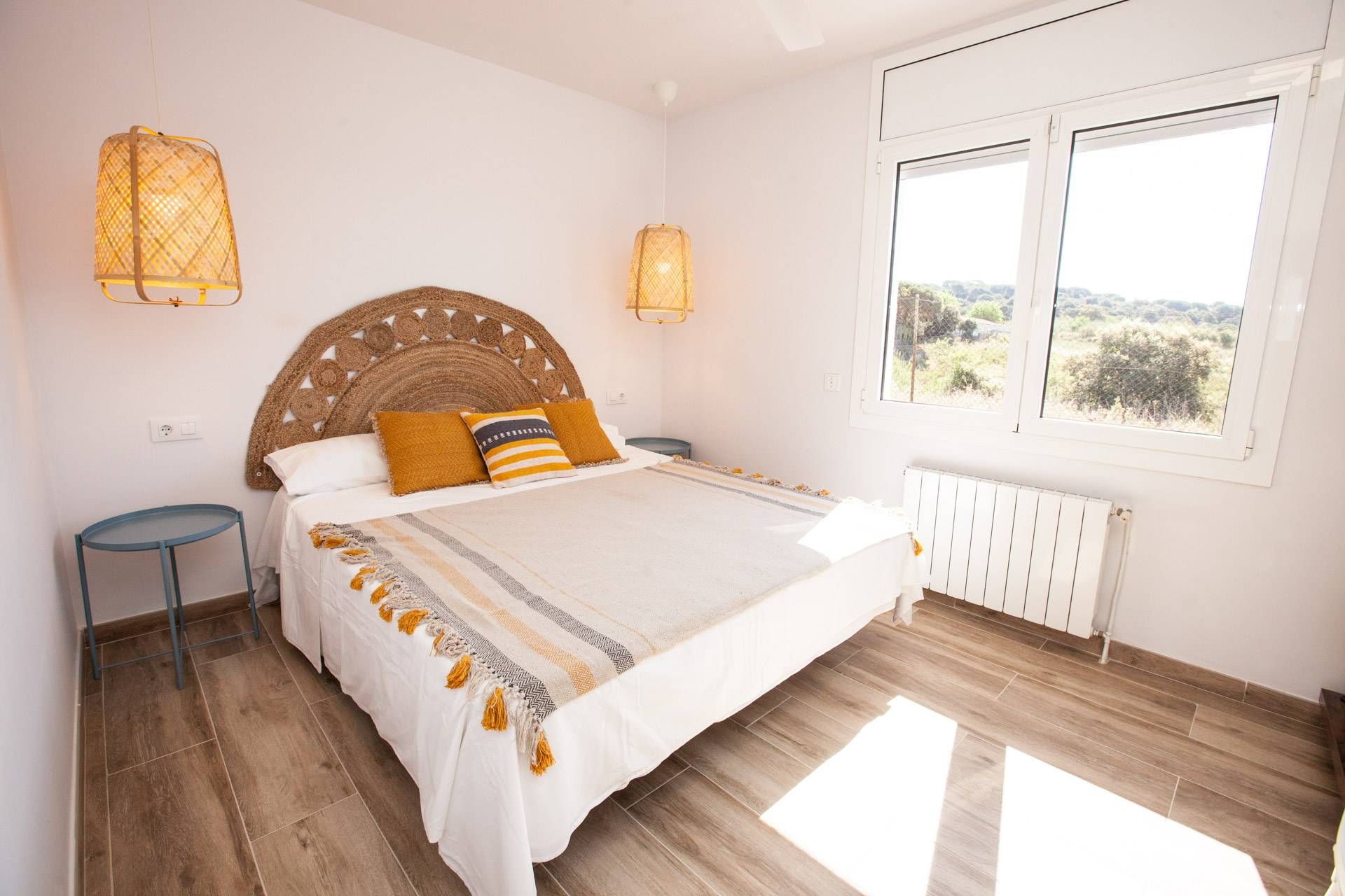 Helles, freundliches Schlafzimmer in der Casa Azulino mit Doppelbett und natürlicher Einrichtung. Hochwertiger Rückzugsort zur Erholung für Aktivsportler und Feriengäste.