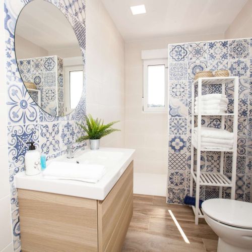 Start the day fresh in this stylish bathroom