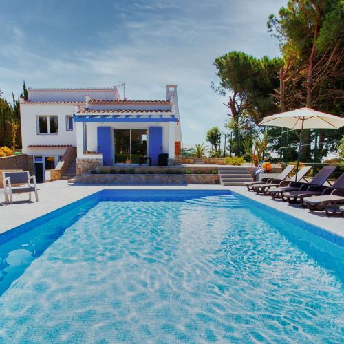 Erfrischung pur! Genießt den großen Pool der Casa Azulino